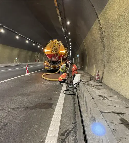 东乡隧道排水渠清淤